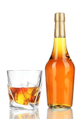 bardak viski şişesiyle üzerinde beyaz izole