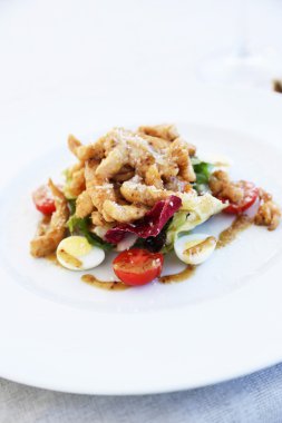 Sezar salatası beyaz tabakta yakın çekim