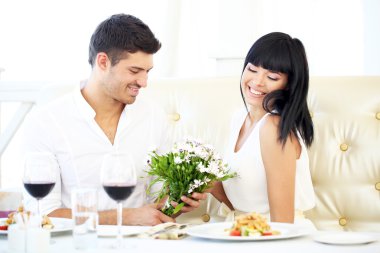 güzel çift romantik akşam yemeği restoranda