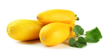 yapraklarla üzerine beyaz izole çiğ sarı kabak