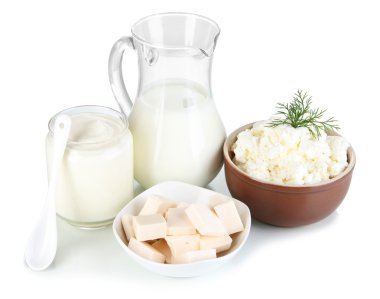 taze süt ve süt ürünleri üzerinde beyaz izole