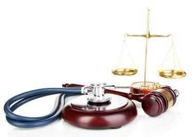 Tıp hukuku kavramı. Tokmak, ölçekler ve üzerinde beyaz izole stetoskop