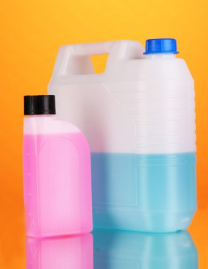 mavi ve pembe sıvı turuncu zemin üzerine kutu arabaya için