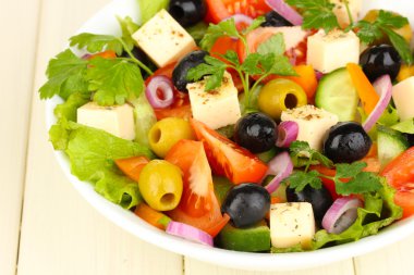 taze salata tabağına ahşap masa