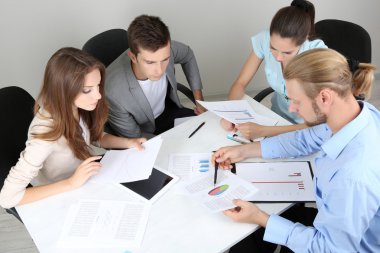 onların proje üzerinde birlikte çalışma office iş takım
