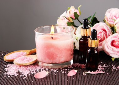 çiçek ve bambu hasır havlu ile güzel pembe mum