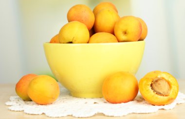 mutfak masasında kase taze Naturel kayısı