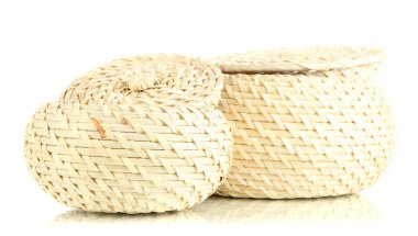 iki hasır sepet beyaz izole kapaklı