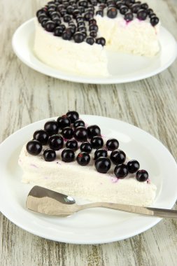 Cheesecake ahşap masa portre üzerinde beyaz tabak taze çilek ile