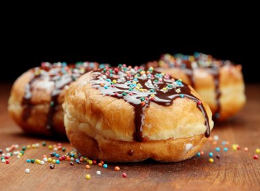 ahşap masa üstünde çikolata lezzetli börekler