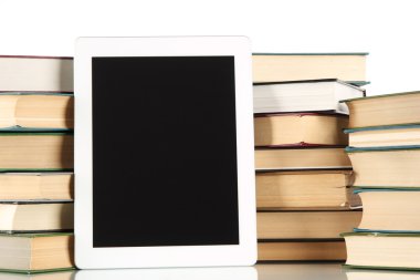 Tablet ve üzerinde beyaz izole kitap