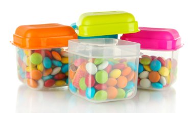 Plastik kaplar üzerinde beyaz izole dolu