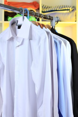 casual gömlek ahşap askı raf arka plan üzerinde çeşitli