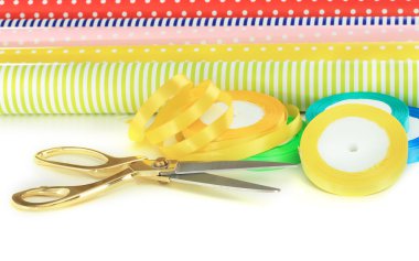 hediyeler üzerine beyaz izole kaydırma renkli kağıtlar