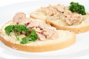 lezzetli sandviçler tuna ve morina karaciğer ile üzerine beyaz izole