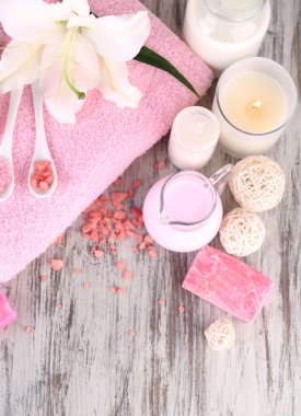 ahşap masa yakın çekim yapma lily ile güzel bir spa ayarı