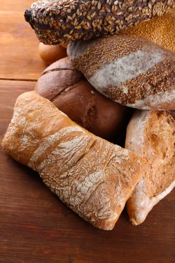 ahşap tahta üzerinde ekmek