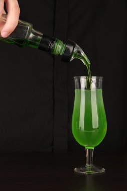 Barmen parlak arka planda, kokteyl yapmak yakın çekim
