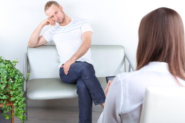 Resepsiyon psikolog için sorun olan adam