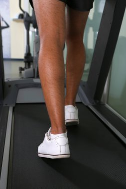 spor salonunda treadmill üzerinde erkek bacak