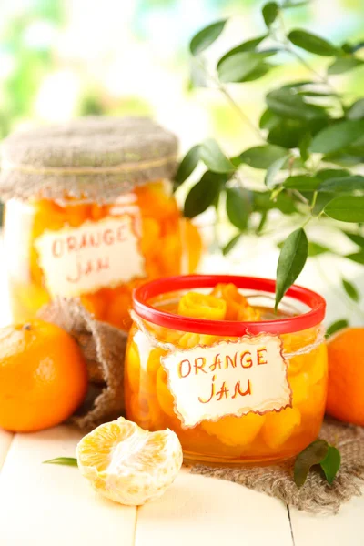 Dżem pomarańczowy z zapałem i mandarynki, na biały drewniany stół — Zdjęcie stockowe