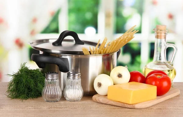 Ingredientes para cozinhar macarrão na mesa na cozinha — Fotografia de Stock