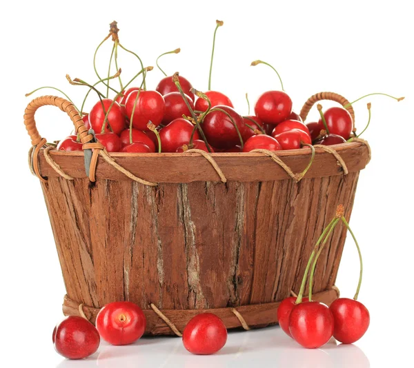 Cherry bessen in mand geïsoleerd op wit — Stockfoto