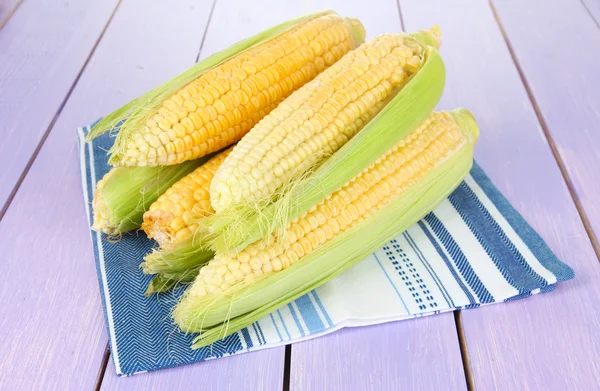 Färsk majs grönsaker på träbord — Stockfoto