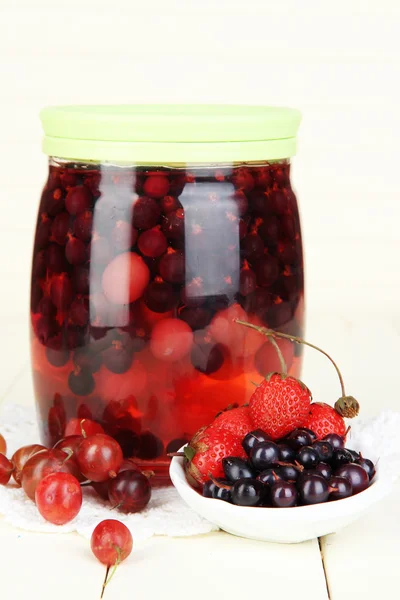 Marmellata di bacche fatta in casa su tavolo di legno — Foto Stock