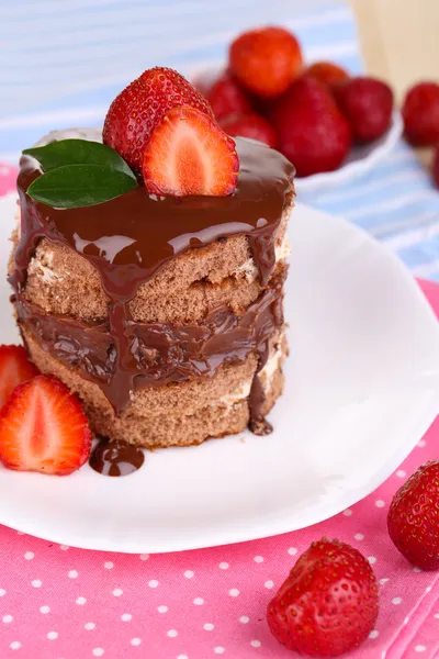 Bolo de chocolate com morango na mesa close-up — Fotografia de Stock