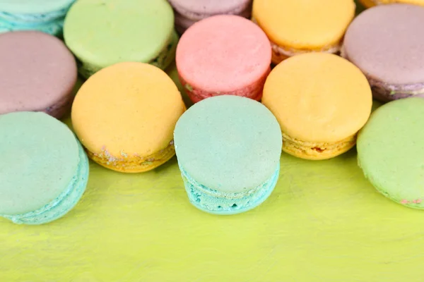 Gentle macaroons on wooden table close-up — Stock Photo, Image