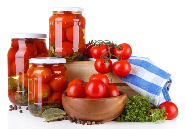 Tomates enlatados e frescos saborosos, isolados em branco — Fotografia de Stock