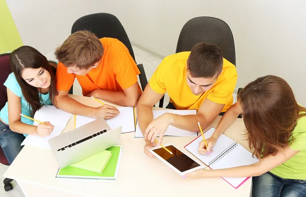 Gruppe junger Studenten sitzt im Zimmer — Stockfoto