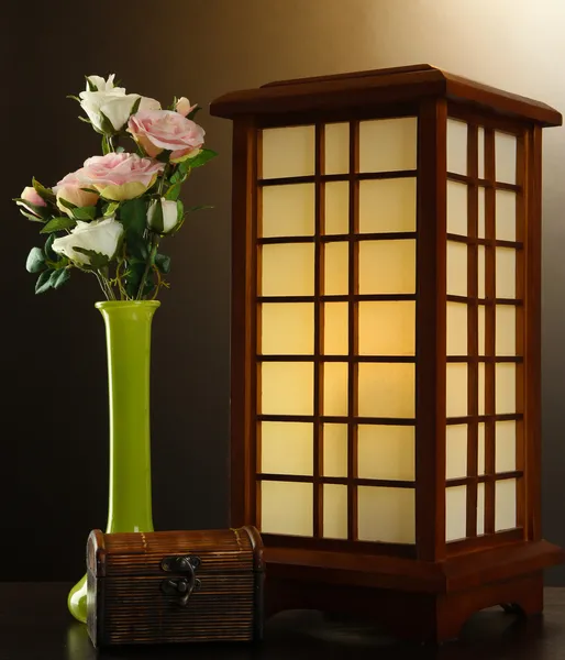 Lámpara de mesa japonesa sobre fondo marrón —  Fotos de Stock