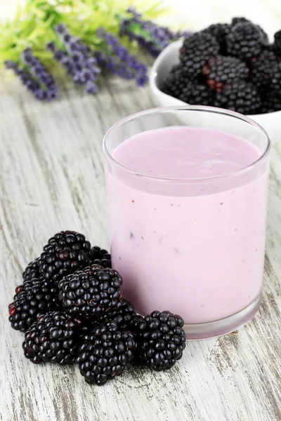 More dolci con yogurt sul tavolo primo piano — Foto Stock