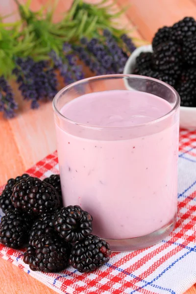与上表特写酸奶甜黑莓 — 图库照片