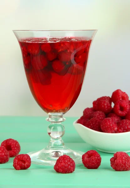 Gelee mit frischen Beeren auf grünem Holztisch — Stockfoto