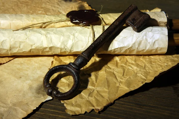 Antika anahtar ve koyu arka plan üzerinde kaydırma — Stok fotoğraf