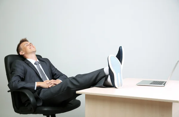 Retrato de un joven empresario en el cargo — Foto de Stock