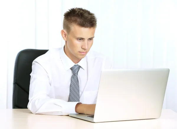 Portrait De Jeune Homme D'affaires Travaillant Au Bureau — Photo