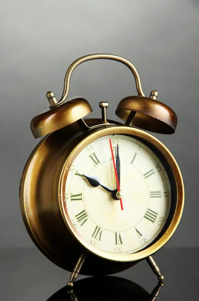 Relógio de alarme velho no fundo cinza — Fotografia de Stock