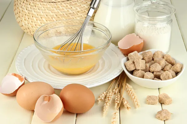 Ingredientes para massa de farinha em mesa de madeira close-up — Fotografia de Stock