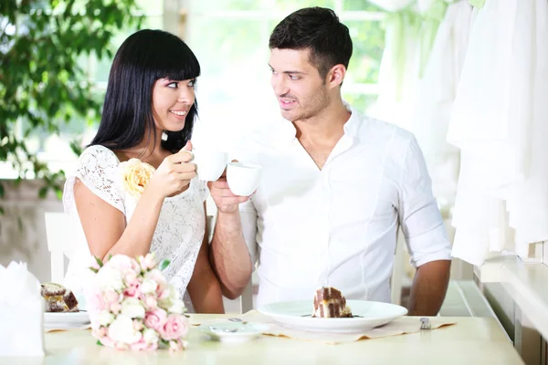 Mooie jonge romantisch paar in café — Stockfoto