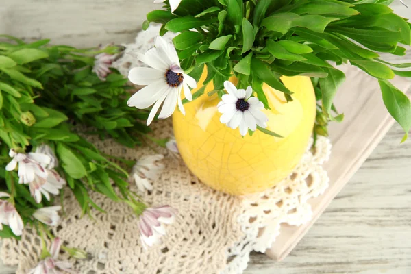 Ramillete de hermosas flores de verano en jarrón de color, sobre fondo de mesa de madera —  Fotos de Stock