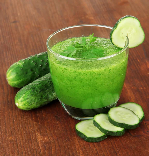 Green vegetable juice on table close-up — Stock Photo, Image