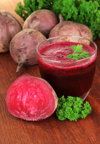 Frischer Rübensaft auf dem Tisch aus nächster Nähe — Stockfoto