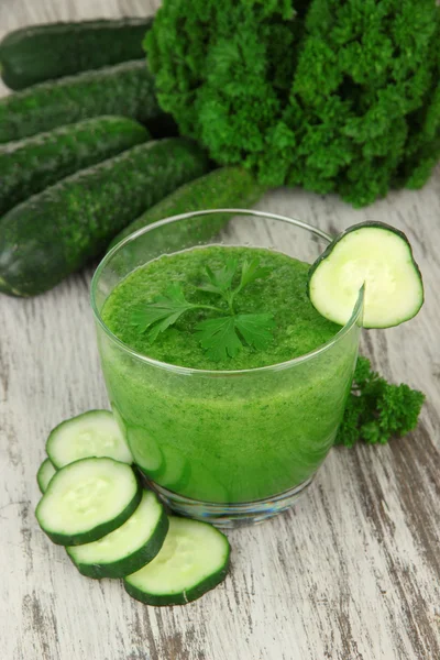 Green vegetable juice on table close-up — Stock Photo, Image