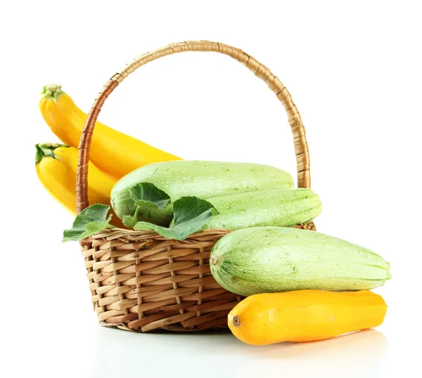 Сырые желтые и зеленые цуккини в плетеной корзине, изолированные на белом — стоковое фото