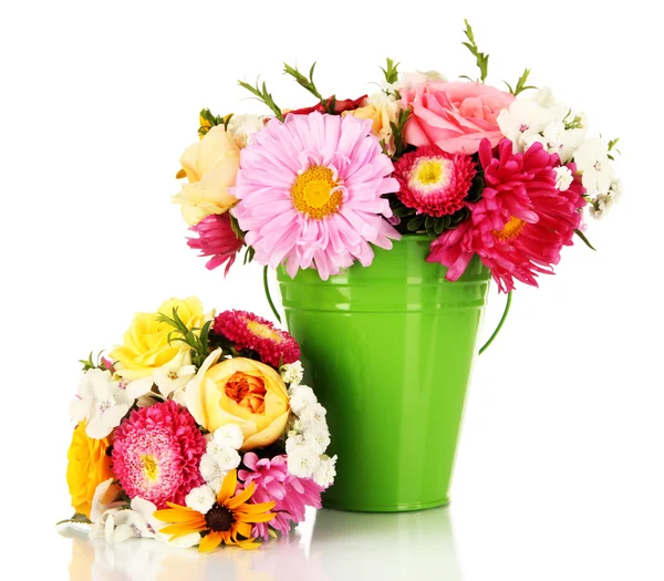 Belo buquê de flores brilhantes em vaso de cor, isolado em branco — Fotografia de Stock