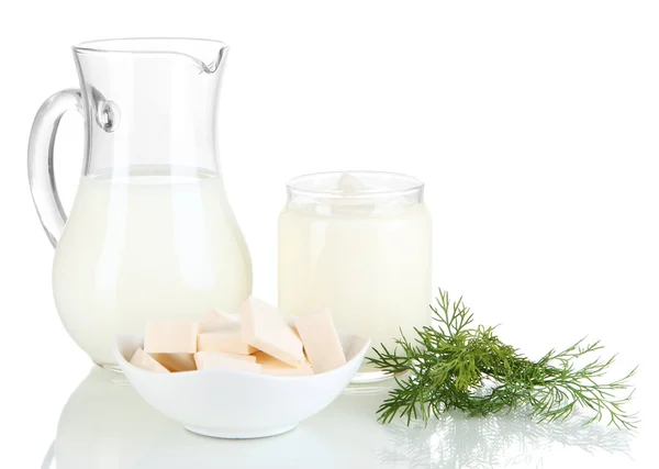 Productos lácteos frescos con verduras aisladas en blanco — Foto de Stock